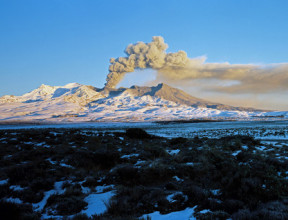 Mount Ruapehu eruption at sunrise 19 June 1995