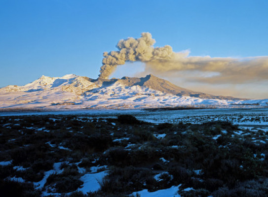 Mount Ruapehu eruption at sunrise 19 June 1995